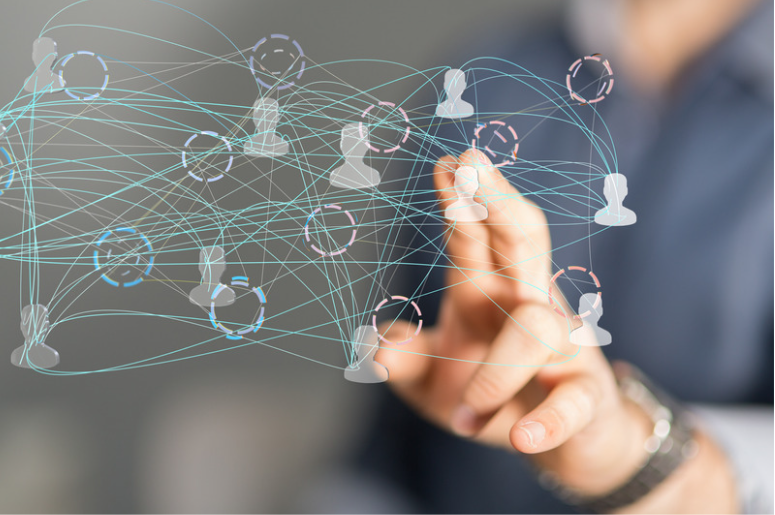 Homme touchant de ses doigts un mapping humain