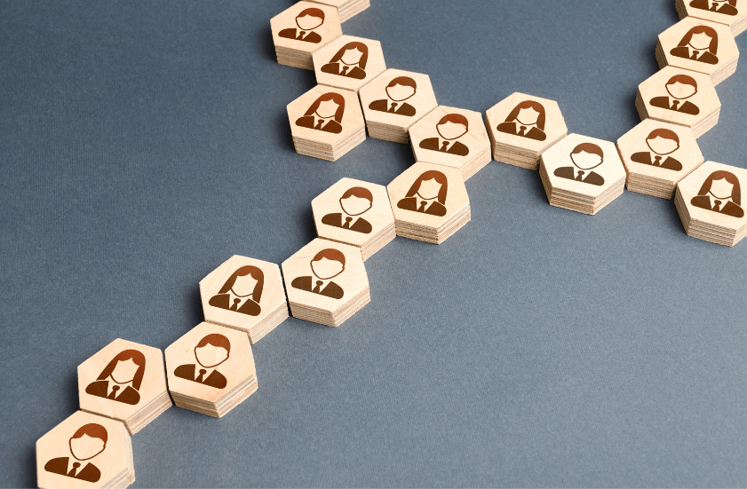 Pièce de bois avec des icônes de collaborateurs