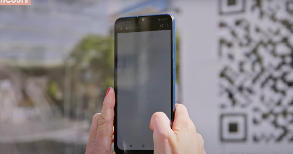 Scan QR code sur panneau de chantier connecté (Totem)