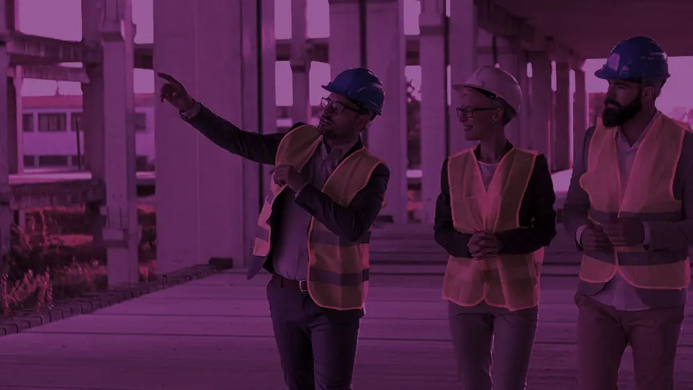 conducteur de travaux inspecte l'avancement