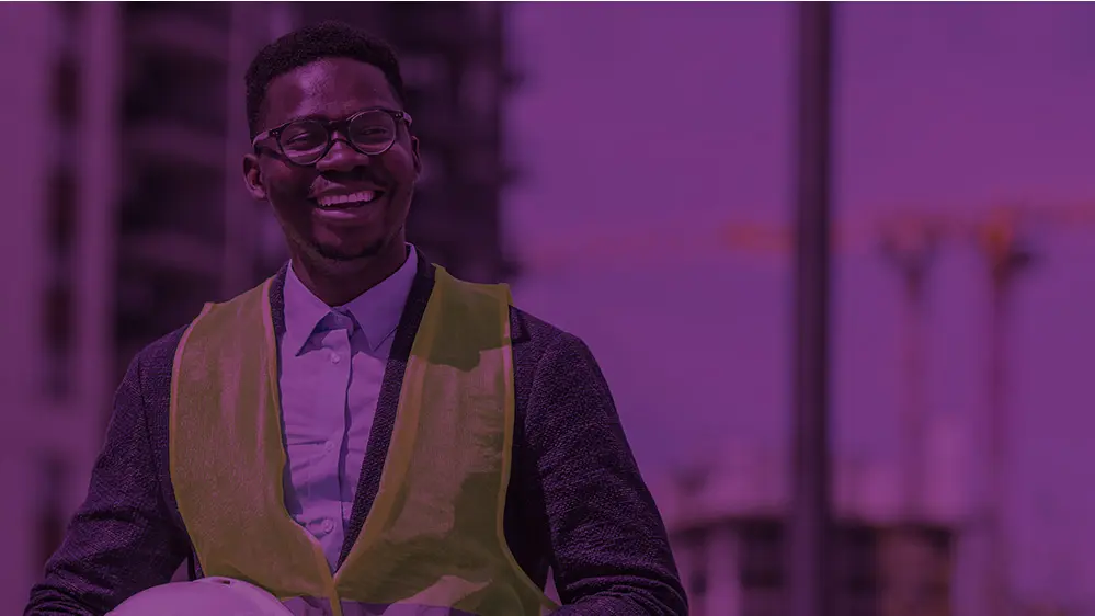 conducteur de travaux souriant