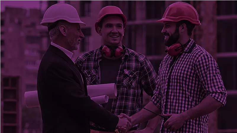 Responsable Sourcing travaux saluant collaborateurs