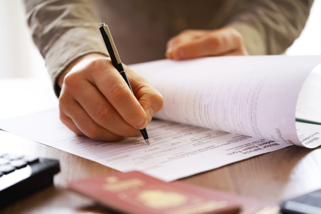 Homme qui signe document