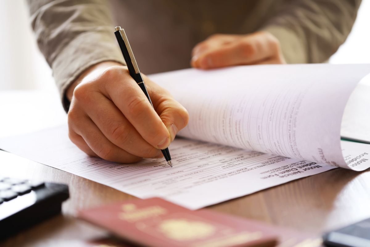 Homme qui signe document